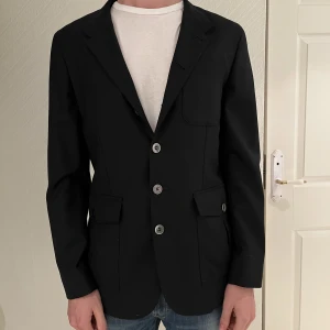 Oscar Jacobsson Overshirt/kavaj - Aldrig använd kavaj/overshirt från Oscar Jacobsson. Går att använda på flera olika sätt. Nypris 2750. Vårt pris 1499. Är 