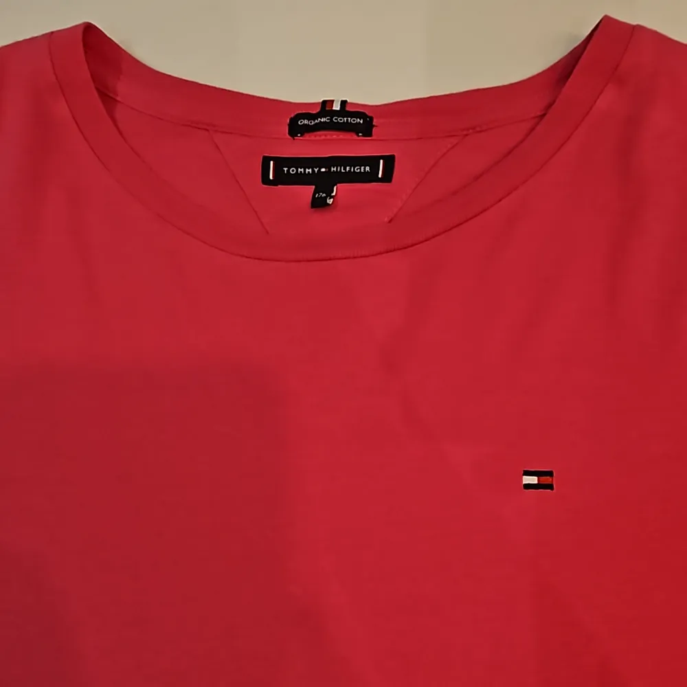 Ek rosa t-shirt med märket tommy hilfiger  Är lite oversize . T-shirts.