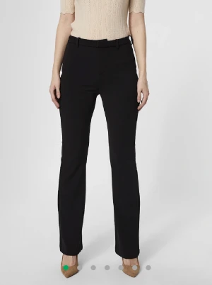 Kostymbyxor mid waist - Jätte fina kostymbyxor i superskönt material från Vero Moda!💕Dom är bootcut med mid waist. Byxorna är endast använda 2 gånger och ser helt oanvända ut!💖Storleken motsvara 36/34. Kontakta för mer information!