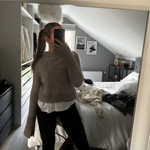 stickad tröja  - Säljer min fina stickade tröja då den är lite för kort på mig. Är från Hm i supermysigt och varmt material. Tillhör H&M premium collection 