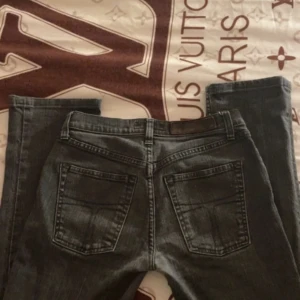 Låg midjade jeans  - Har använt denna jeansen ett par gånger. säljer eftersom jag inte får den till användning, bra skick det är även svårt att få tag på den eftersom de är en gammal modell