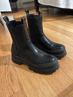 Boots  - Svarta bota med grov sula. Konstläder stl. 38 true size 