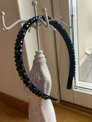 Åhléns diadem  - Aldrig använt. Superfint men som jag säljer eftersom jag tyvärr inte passar i diadem🩷  nypris: 149kr  Mitt pris: 50kr