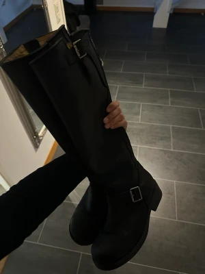 Johnny bulls  - Höga boots i storlek 37, använda fåtal gånger. Ser oanvända ut.