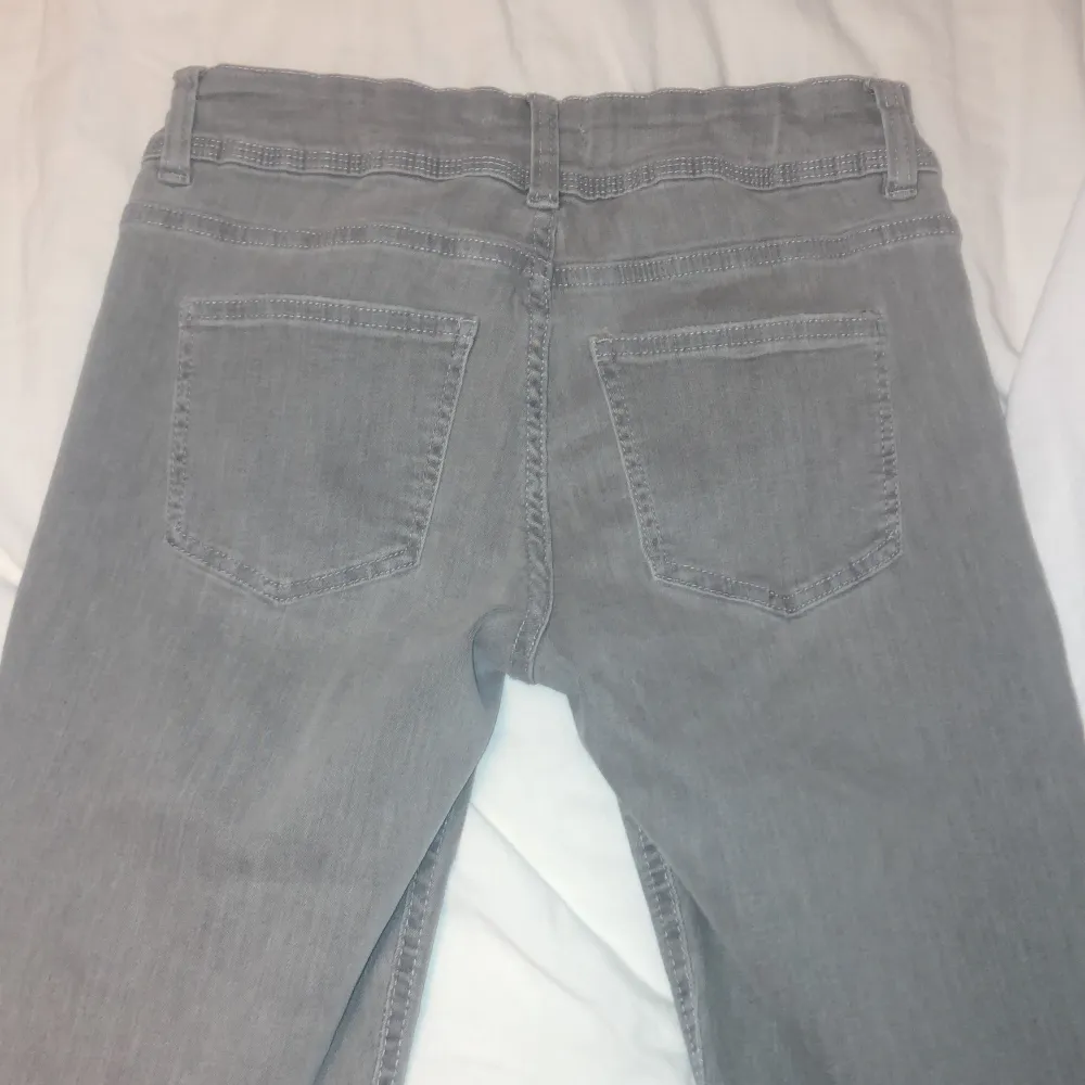 Gråa jeans från Gina, använd typ 2 gånger. Storlek 164    Köparen står för frakten . Jeans & Byxor.