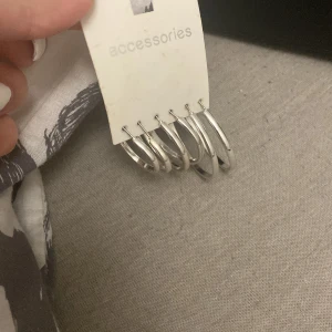 Örhängen  - Silver örhängen,aldrig använt då det är inte min stil och de är tre olika storlekar