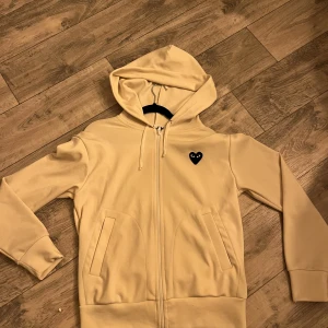 Cdg zip up - Säljer nu en cdg zip up i nyskick! Pris är ej hugget i sten.