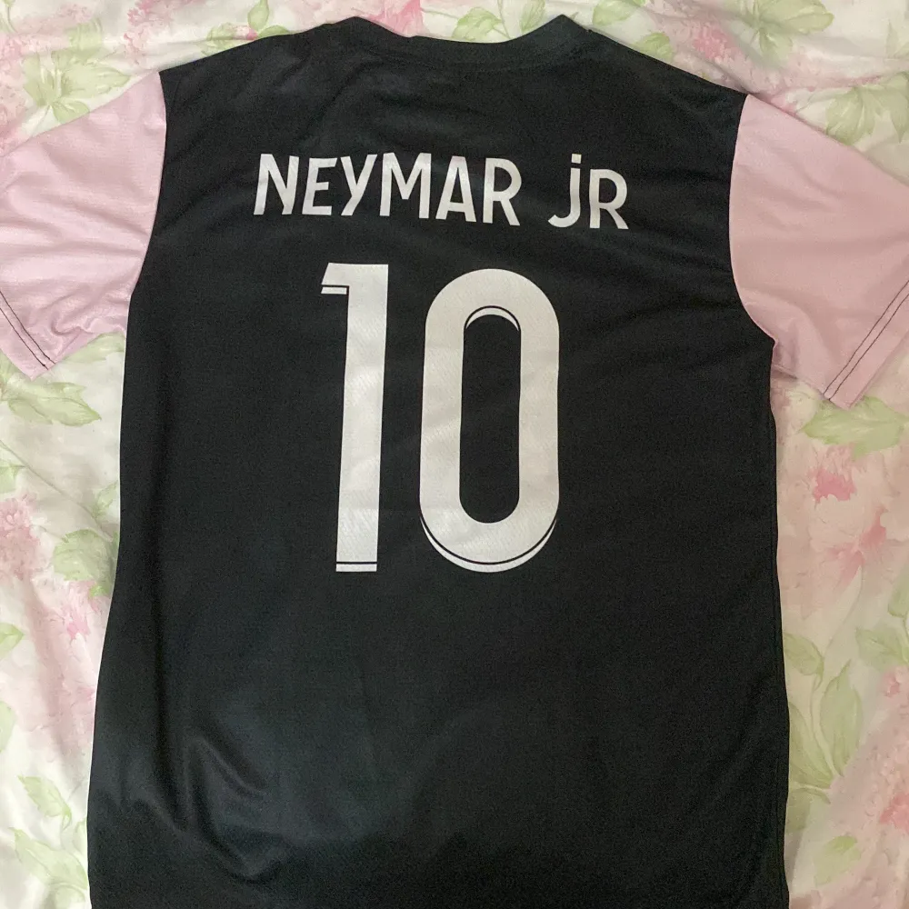 En psg tröja som det står Neymar Jr på baksidan. Är i storlek M men fungerar oxå som S om man vill ha en mer oversized look. Helt oanvänd. Ej äkta. Köparen står för frakten ❤️. T-shirts.