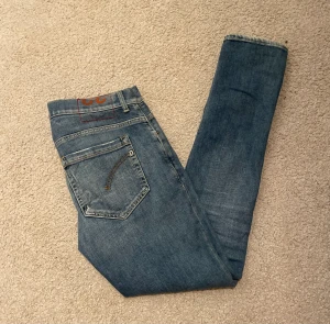 Dondup jeans George - Hej! Säljer mina sjukt snygga och grischiga destroyed dondup jeans i modellen George.  Hör av dig vid fler frågor!