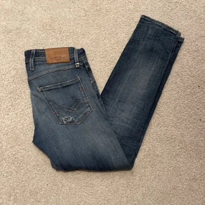 Replay jeans Anbass - Hej! Säljer nu mina sjukt snygga Replay jeans i modellen Anbass. Jeansen är i storlek 29 men skulle säga att de passar någon storlek större också!  Hör av dig vid funderingar!