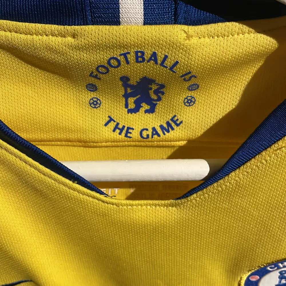 Köpt på Chelseas officiella shop. Knappast använd. T-shirts.