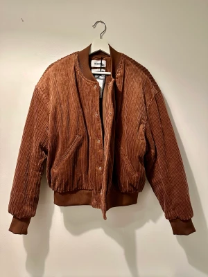 Weekday Jacka strl S - Jättefin jacka från Weekday i storlek S. Helt oanvänd! Nypris 790kr. Modellen är Jamie Varisty Cord Jacket.  Postas inom Sverige eller hämtas i Borås!