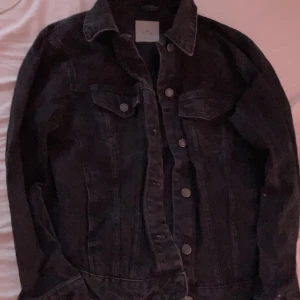 Jeansjacka  - Svart jeansjacka från vero moda storlek M