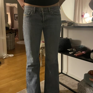 Diesel jeans - Säljer mina sååå snygga diesel jeans🥰, hon på bilden är 173 cm och har vanligtvis 27/28 . Står nämligen 30 på lappen i jeansen 