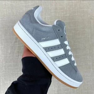 ADIDAS CAMPUS SNEAKERS - Helt Nya. Använda 2 gånger endast i torr väder. Box och allt original ingår.