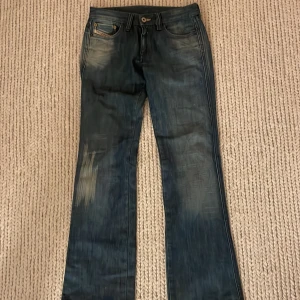 SJUKT snygga diesel jeans!  - Säljer dessa snygga lågmidjade och lite utsvängda Diesel jeans. Vet inte hur många gånger de är använda men iallafall i väldigt bra skick💓Enligt lappen är dem i storlek 25 men hör av dig om du vill veta exakta mått. Säljer då de tyvärr är för stora.