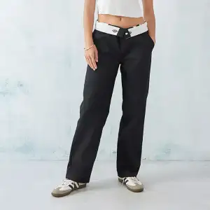 svarta dickies byxor i strl 28! passar mig som normalt sätt har S i byxor. sparsamt använda! nypris är 749kr 