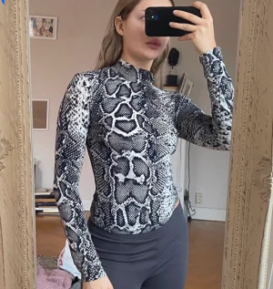 Snake print polo - Använd på två sätt! Använt den typ 2 gånger enbart