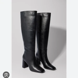 Knähöga stövlar Nakd - Svarta Knähöga stövlar i läder från Nakd. 8 cm klack och därför väldigt bekväma att gå i. Nypris 1399kr.
