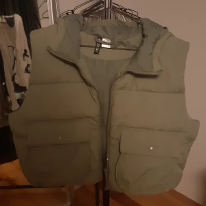 väst - bar skick bara använd en gång. armygreen 