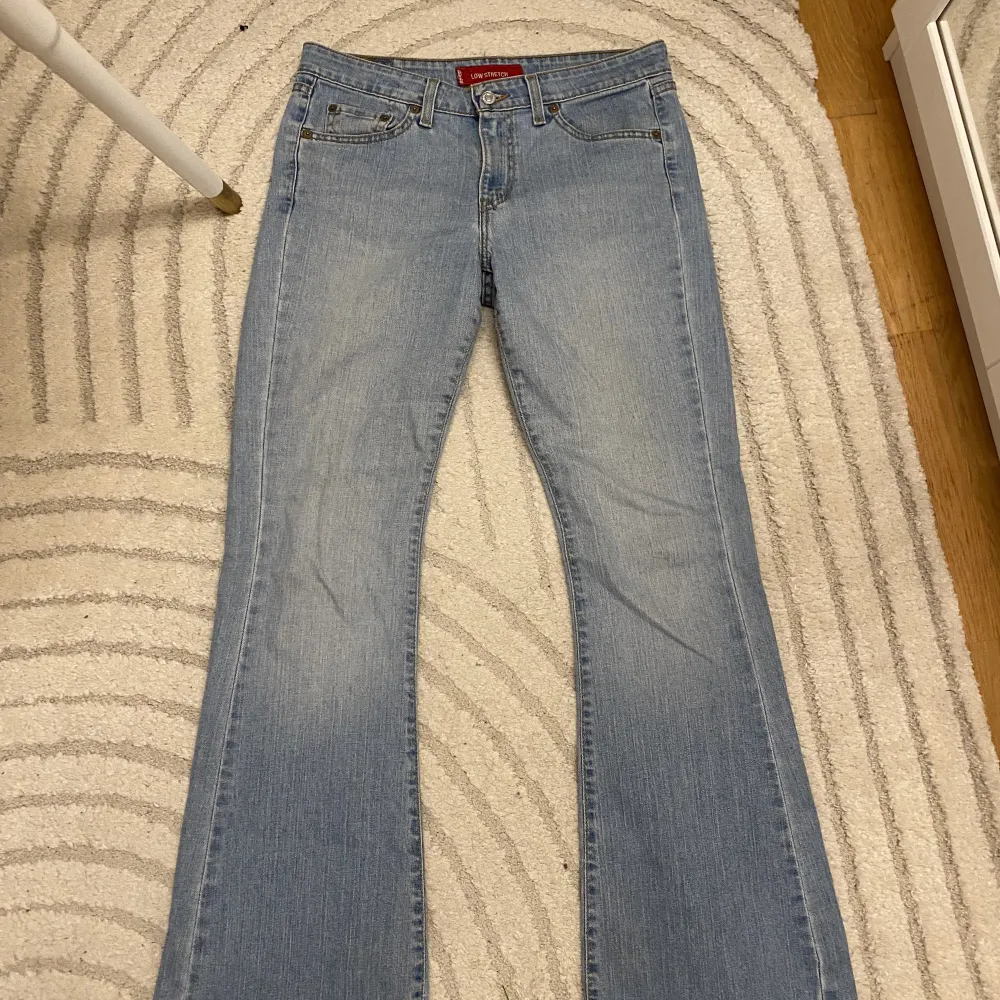 Supersnygga ljusblå lågmidjade jeans från Levis. Jeansen är i modellen ”Low Stretch” och saknar storlek men passar mig som är 174cm och har S/M. Midjemåttet är 41cm och innerbenslängden är 80cm. De är typ oanvända och i bra skick💓. Jeans & Byxor.