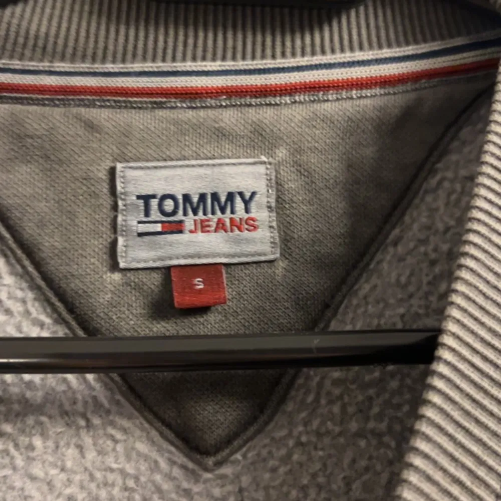 en Tommy hilfiger sweatshirt! I nytt skick❤️‍🔥❤️‍🔥. Hoodies.
