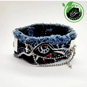 Handgjort upcycled armband  - Unikt smycke*Handgjort armband ●Material-textil jeans, zinklegeringar, rostfritt stål. Nickel fri. Armbandslängd: 19,5cm höjd-3,5cm