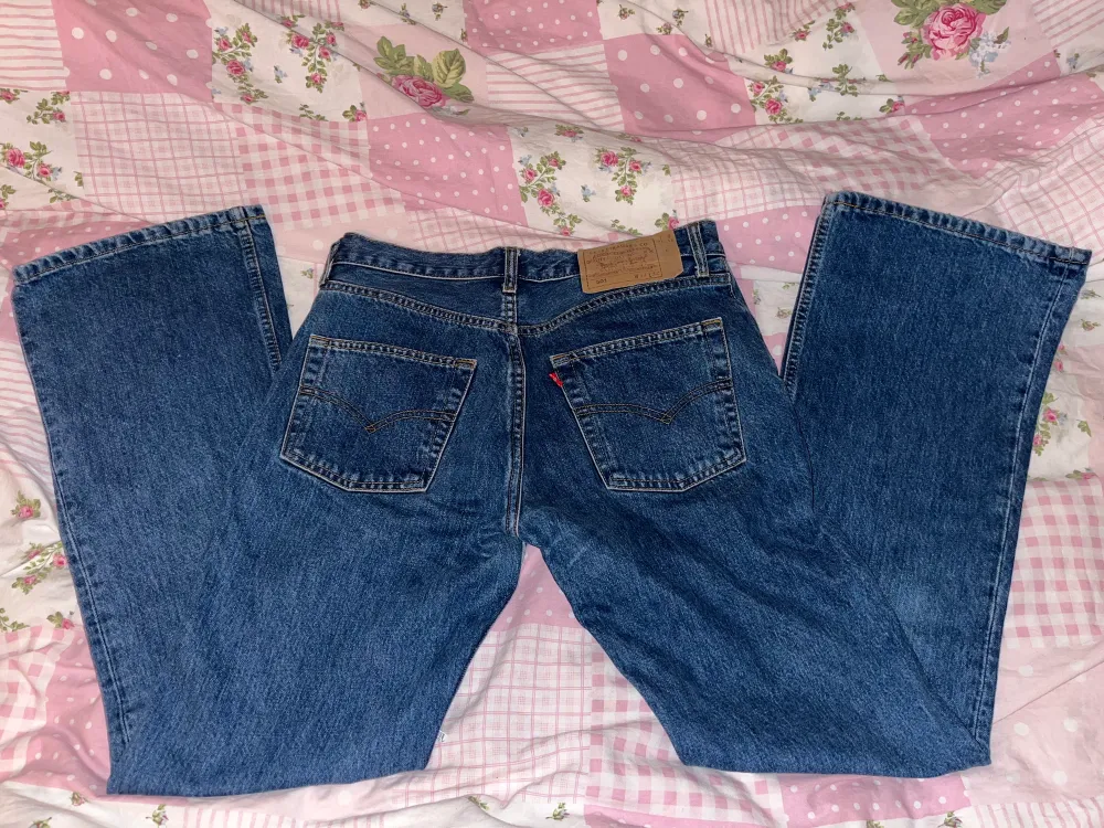 ett par jätte snygg levi’s jeans i st 31/32 men skulle säga att dom är väldigt små i storleken . Jeans & Byxor.