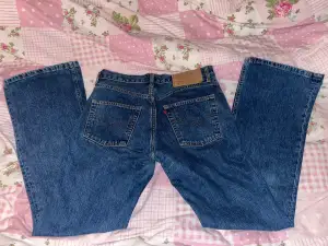 ett par jätte snygg levi’s jeans i st 31/32 men skulle säga att dom är väldigt små i storleken 