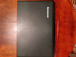 Lenovo dator - Använder den ej men funkar bra för att Studera eller göra övrigt. Laddare ingår ej. Tangentbordet funkar bra utan problem.