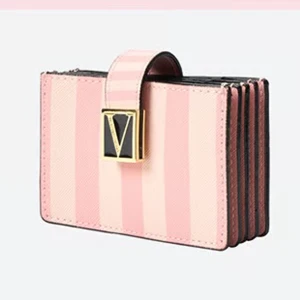 Victoria secret korthållare plånbok - Säljer min fina plånbok/ korthållare från VS som är slutsåld överallt. skriv privat för bilder på min<3 