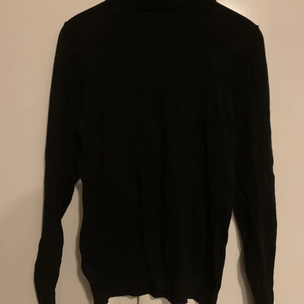 Super snygg svart nack tröja i bra skicka pris kan diskuteras . Hoodies.