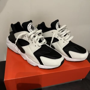 Nike air huarache limited edition - Helt nya nike air huarache, använda 1 gång.  Ordinarie pris 1600kr Storlek 44,5