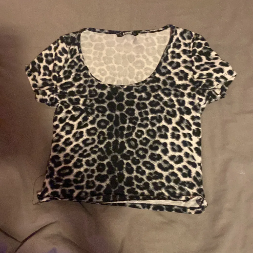 En leopard förjad magströja som är jette fin den e från Shein och köpte för ungefär 86 kr och säljer för 30. T-shirts.