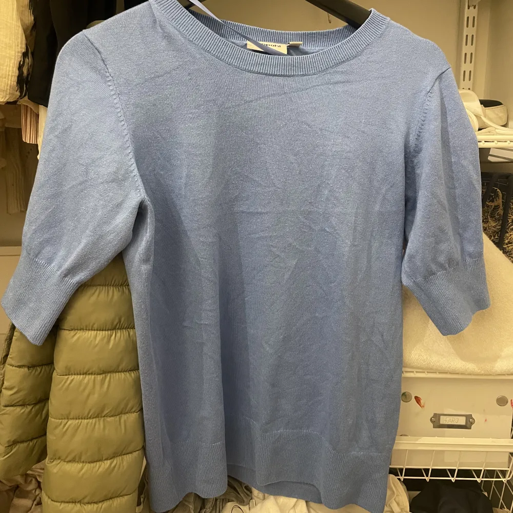 Jätte fin blå trekvartsarmad tröja ifrån kaphal. Knappt använd! Nypris är 320.. Tröjor & Koftor.