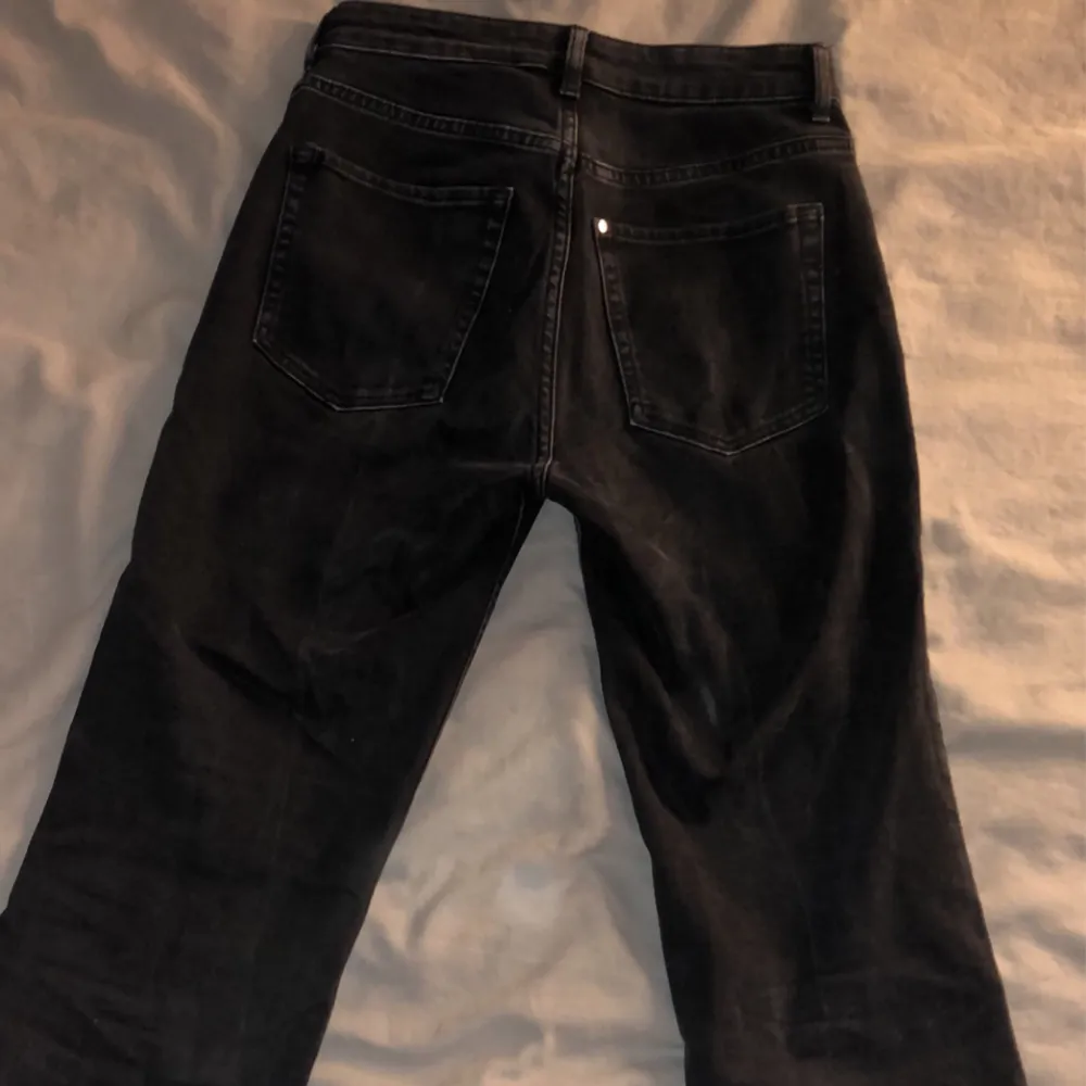 Säljer dessa då dem bara tar plats,bootcut från hm i storlek xs-s.. Jeans & Byxor.