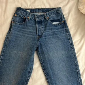 Levi’s jeans - Aldrig använda Levi’s jeans, mid waist och straight leg passform