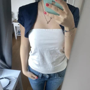 Bolero st oliver - En mörkblå bolero från St Oliver köpt secondhand! Så fin men lite skrynklig, det går ju dock att fixa! Den har lite puffiga ärmar och passar mig perfekt som är xs-S🤩🥰