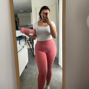 Träningstights/ Gymbyxor - Säljer dessa träningstights, nya strö M men sitter som S. Aldrig använda utan endast för denna bild!