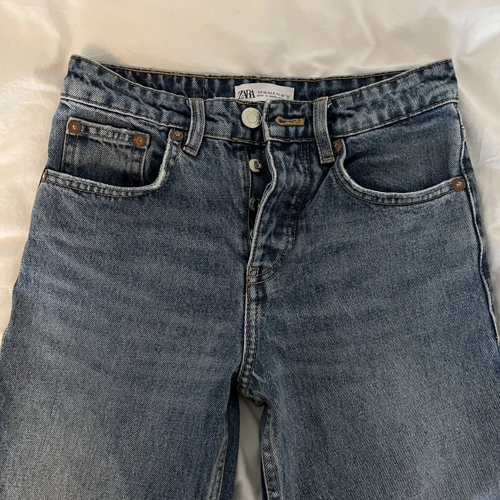 Snygga jeans som har blivit för små för mig. Sparsamt använda.. Jeans & Byxor.