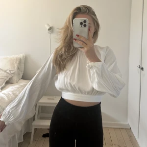 Na-KD blus  - Superfin blus med knytning i ryggen, ett hål under armhålan som nog går att sy (se bild 3)