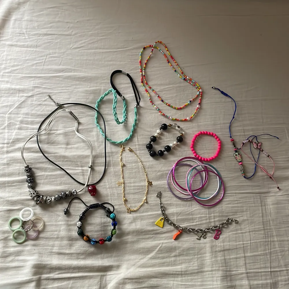 Olika smycken (halsband, armband, ringar etc). Säljs alla tillsammans för 175kr, men om man önskar köpa specifika smycken kontakta mig så löser vi något!🤩💕💕. Accessoarer.