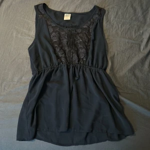 Linne - Söt topp från Vero Moda, kommer ej till användning. Köparen står för frakten😊