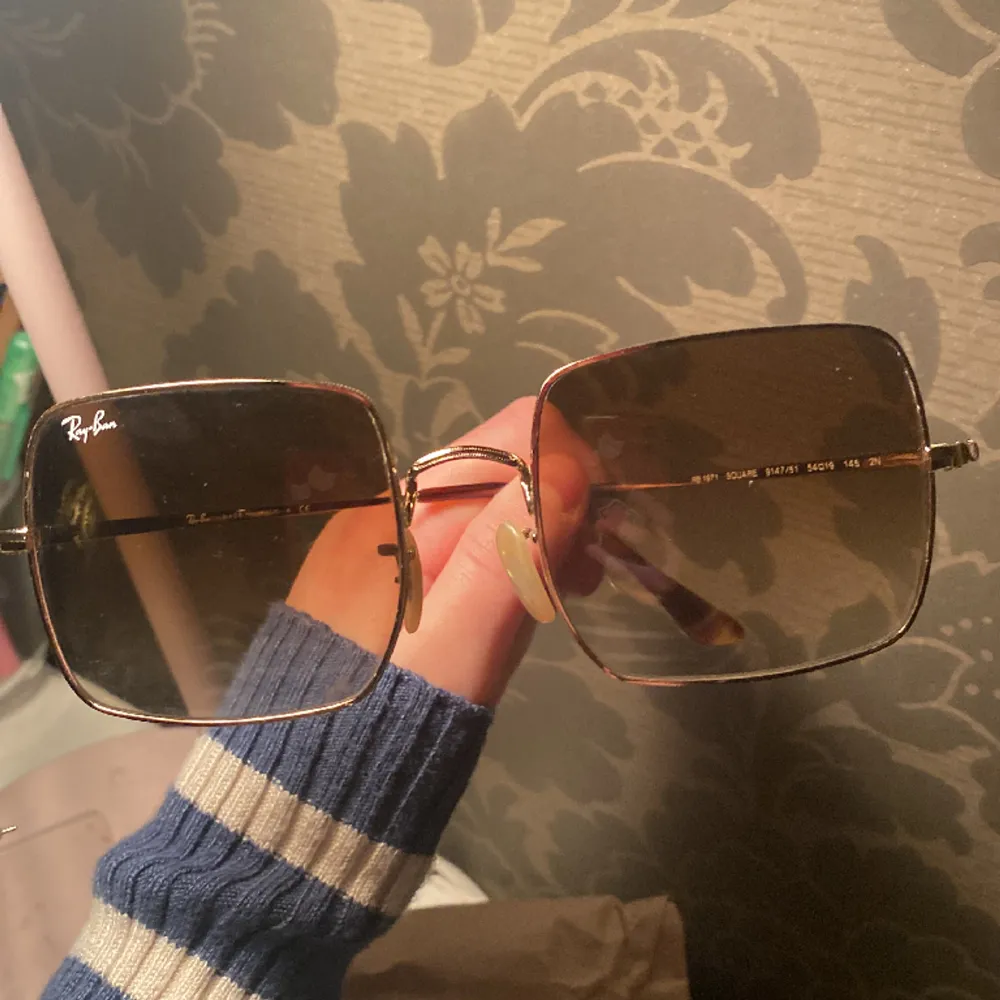 Säljer ett par ray ban solglasögon för 350 kr. Pris i butiker 1000-1300. Använda några gånger men är i bra skick 💖skriv privat om ni är intresserade!!!!. Övrigt.