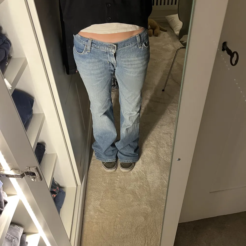 Jättecoola lågmidjade jeans. Jag är 160cm lång, men de passar 100% om man är längre. Midjemåttet: 83cm Innerbenslängden: 85cm . Jeans & Byxor.