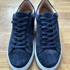 Helt oanvända mockaskor  - Sneaker i mörkblå mocka, helt oanvända! Skick 10/10. Storlek 41 