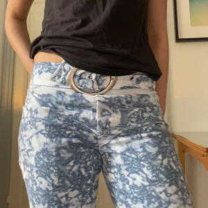 Coola bootcut jeans  - Säljer dessa coola jeans med detalj i midjan!  Köparen står för frakten💕