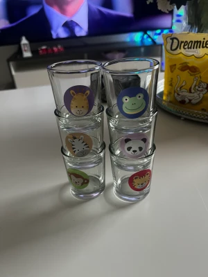 Glas - 6 stycken små glas med olika motiv på. Motiven är som klistermärken så det går att ta av dessa om det önskas.  Glasen är i bra skick och endast använda vid få tillfällen.❤️