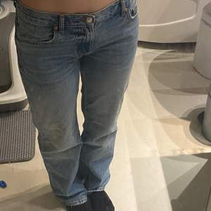 Så par sköna och fina jeans från Gina tricot! De är straight och midwaist. Säljer då jag har tröttnat på dom.  Super bra skick!! 🙏💕 Nypris 500kr
