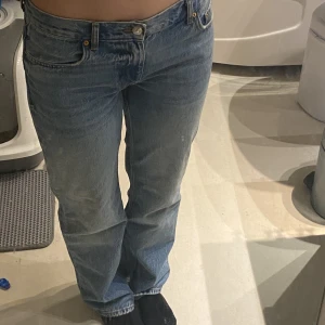 Jeans - Så par sköna och fina jeans från Gina tricot! De är straight och midwaist. Säljer då jag har tröttnat på dom.  Super bra skick!! 🙏💕 Nypris 500kr